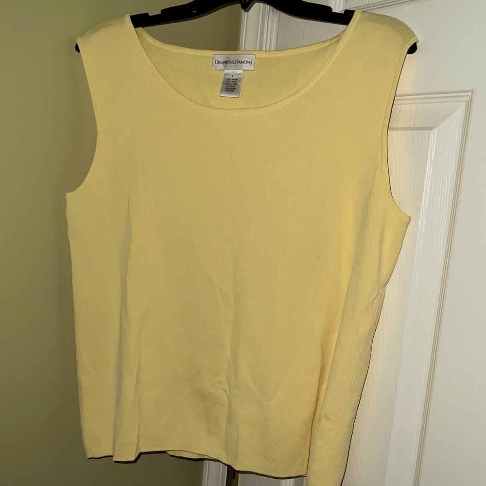 Nwot Women’s stylish sleeveless shell. Great summer top. Accessorize to dress up